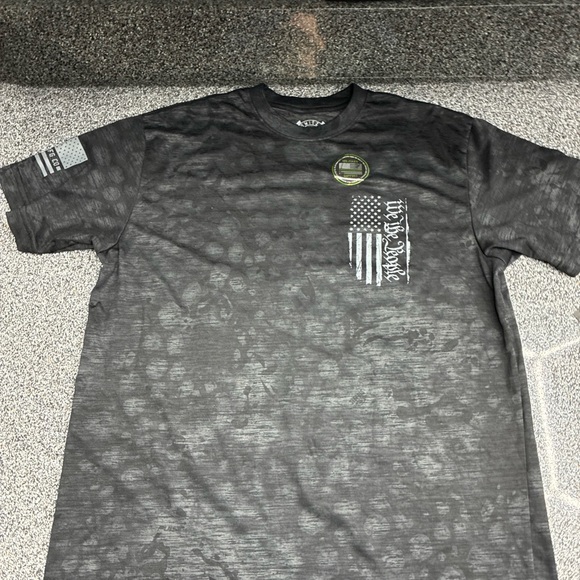 Men's Dark Gray Graphic Tee with Flag Design - Picture 4 of 7